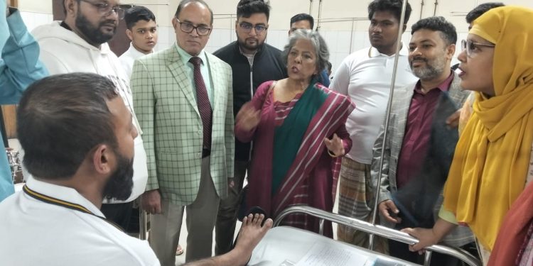 আহতদের সুচিকিৎসার জন্য চিকিৎসকদের সার্বক্ষণিক মনিটরিং করারও নির্দেশ দেন উপদেষ্টা শারমীন এস মুরশিদ