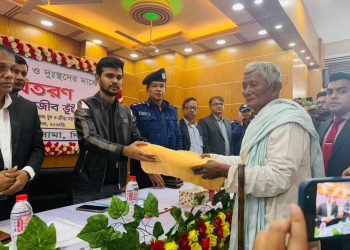 দিনাজপুরের অসহায় ও দুঃস্থদের মাঝে শীতবস্ত্র বিতরণ; এখন থেকে কোনভাবেই উত্তরবঙ্গ আর অবহেলিত থাকবে না- স্থানীয় সরকার উপদেষ্টা