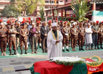 দায়িত্ব পালনরত অবস্থায় মৃত্যুবরণকারী ফায়ার ফাইটারের জানাজায় স্বরাষ্ট্র উপদেষ্টার অংশগ্রহণ