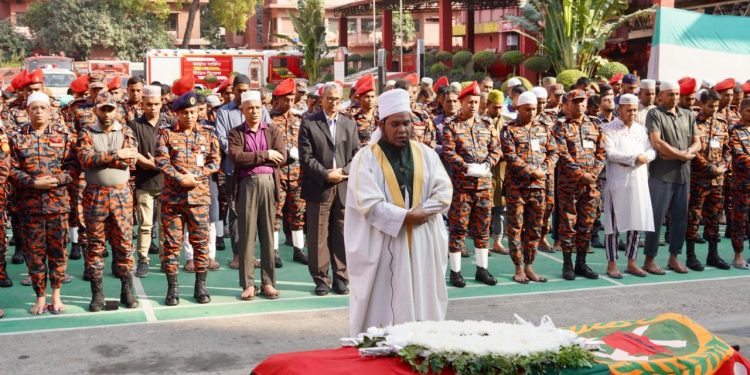 দায়িত্ব পালনরত অবস্থায় মৃত্যুবরণকারী ফায়ার ফাইটারের জানাজায় স্বরাষ্ট্র উপদেষ্টার অংশগ্রহণ