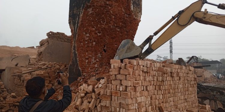 সাতক্ষীরায় ইট ভাটায় ৪ লাখ টাকা জরিমানা, ফেনীতে অবৈধ ইট ভাটা উচ্ছেদ