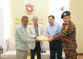 ফায়ারফাইটার নয়নের পরিবারকে স্বরাষ্ট্র মন্ত্রণালয়ের পক্ষ থেকে পাঁচ লক্ষ টাকা সহায়তা প্রদান