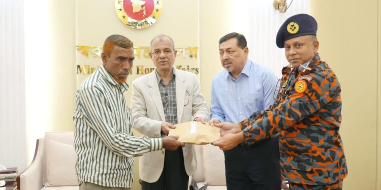 ফায়ারফাইটার নয়নের পরিবারকে স্বরাষ্ট্র মন্ত্রণালয়ের পক্ষ থেকে পাঁচ লক্ষ টাকা সহায়তা প্রদান