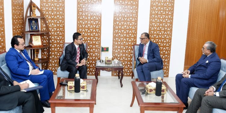 মালয়েশিয়ার সাথে ভারসাম্যপূর্ণ বাণিজ্য চায় বাংলাদেশ : বাণিজ্য উপদেষ্টা