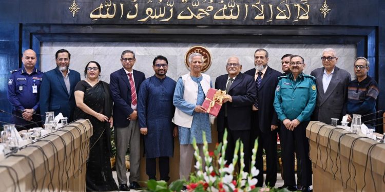অন্তর্বর্তী সরকারের প্রধান উপদেষ্টা প্রফেসর মুহাম্মদ ইউনূসের কাছে পূর্ণাঙ্গ প্রতিবেদন জমা দিয়েছেন চারটি সংস্কার কমিশনের প্রধান