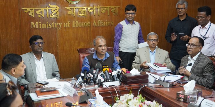 তিতুমীর কলেজের শিক্ষার্থীদের প্রতি স্বরাষ্ট্র উপদেষ্টার আহ্বান,জনদুর্ভোগ সৃষ্টি না করে ক্যাম্পাসে দাবি দাওয়া পেশ করুন