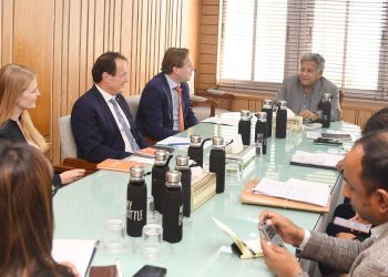 শ্রম ও কর্মসংস্থান এবং নৌপরিবহন মন্ত্রণালয়  উপদেষ্টার সাথে বাংলাদেশে নিযুক্ত নেদারল্যান্ডসের যুব ও উন্নয়ন বিষয়ক বিশেষ দূত এর সৌজন্য সাক্ষাৎ