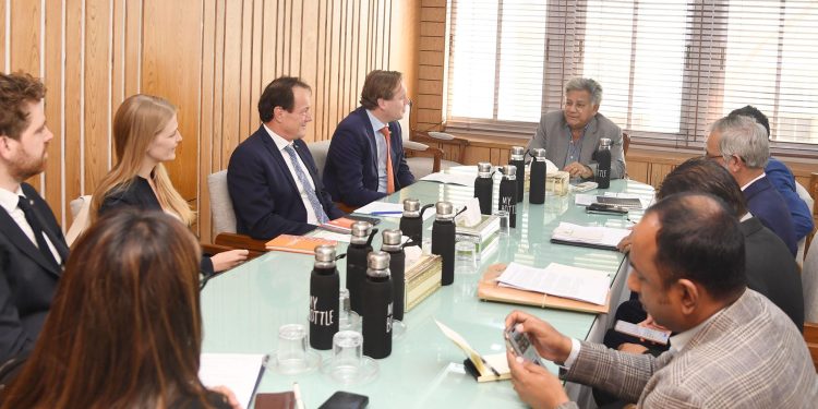 শ্রম ও কর্মসংস্থান এবং নৌপরিবহন মন্ত্রণালয়  উপদেষ্টার সাথে বাংলাদেশে নিযুক্ত নেদারল্যান্ডসের যুব ও উন্নয়ন বিষয়ক বিশেষ দূত এর সৌজন্য সাক্ষাৎ