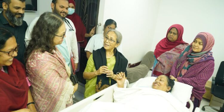 অসুস্হ ফরিদা পারভীনকে দেখতে হাসপাতালে গেলেন মৎস্য ও প্রাণিসম্পদ উপদেষ্টা