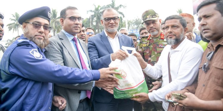 খুলনায় ভ্রাম্যমাণ ট্রাকে পণ্য বিক্রয় কার্যক্রম উদ্বোধন