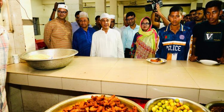 রমজানে জিনিসপত্রের দাম না বাড়ানোর জন্য ব্যবসায়ীদের প্রতি স্বরাষ্ট্র উপদেষ্টার অনুরোধ