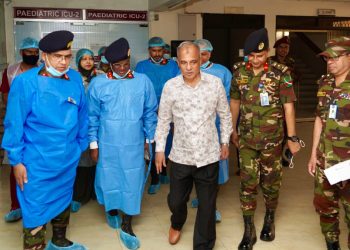 মাগুরায় ধর্ষণের শিকার শিশুটিকে দেখতে সিএমএইচে স্বরাষ্ট্র উপদেষ্টা