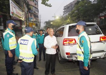 ভোরে স্বরাষ্ট্র উপদেষ্টার রাজধানীর চারটি থানা পরিদর্শন