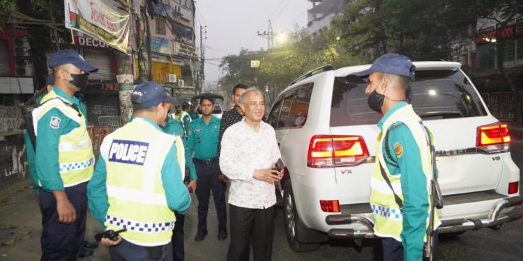 ভোরে স্বরাষ্ট্র উপদেষ্টার রাজধানীর চারটি থানা পরিদর্শন