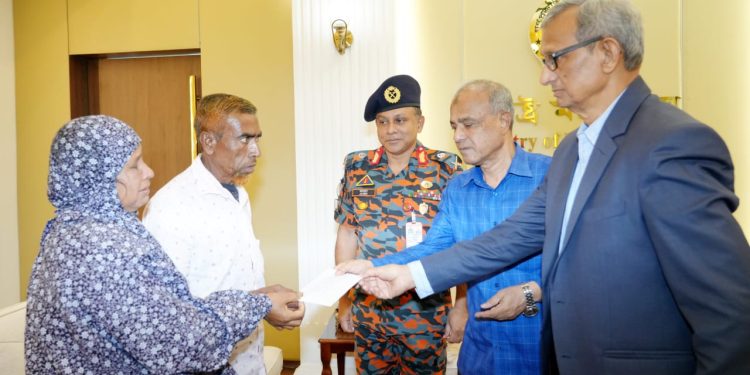 ফায়ারফাইটার নয়নের পরিবারকে স্বরাষ্ট্র মন্ত্রণালয়ের পক্ষ থেকে আরো পাঁচ লক্ষ টাকা সহায়তা প্রদান