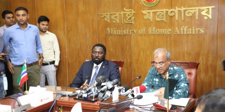 গাম্বিয়ার সঙ্গে ভিসা অব্যাহতি চুক্তি দ্বিপাক্ষিক সম্পর্ককে আরো গভীরতর করবে- স্বরাষ্ট্র উপদেষ্টা