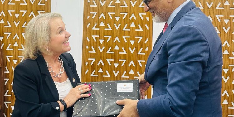 বাণিজ্য উপদেষ্টার সাথে বাংলাদেশে নিযুক্ত যুক্তরাজ্যের বাণিজ্যদূতের বৈঠক