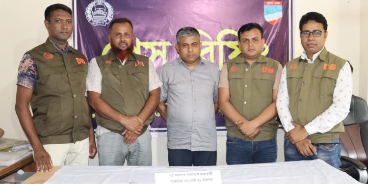 যশোর ডিবি’র জালে ৪১ মামলার(২৫মামলায় সাজা) গ্রেফতারী পরোয়ানাভুক্ত পলাতক আসামি দেলোয়ার গ্রেফতার