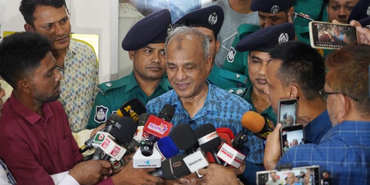 পুলিশের থাকা খাওয়ার মানোন্নয়নে পদক্ষেপ নেয়া হচ্ছে- স্বরাষ্ট্র উপদেষ্টা