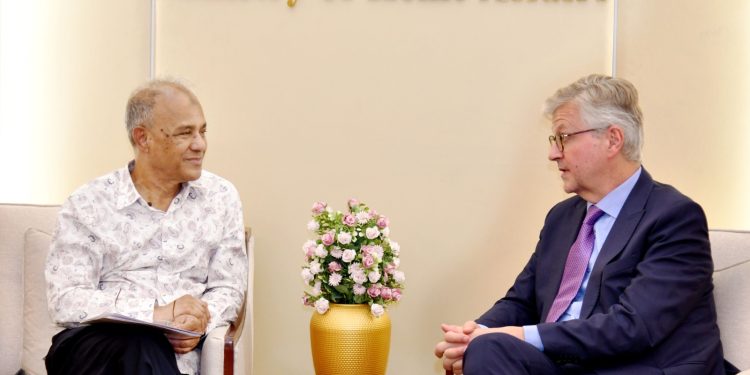 জাতিসংঘ শান্তিরক্ষা মিশনে বাংলাদেশ থেকে আরও বেশি হারে ফোর্স নেয়ার অনুরোধ স্বরাষ্ট্র উপদেষ্টার