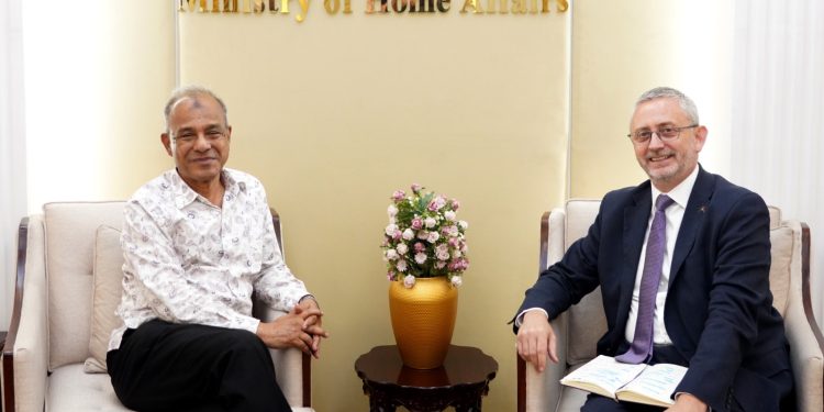 ঢাকায় ইইউভুক্ত দেশের জন্য ভিসা সেন্টার খোলার অনুরোধ স্বরাষ্ট্র উপদেষ্টার