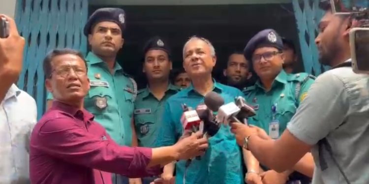 দ্রুততম সময়ের মধ্যে থানাগুলোকে নিজস্ব জায়গায় স্থানান্তর করা হবে- স্বরাষ্ট্র উপদেষ্টা