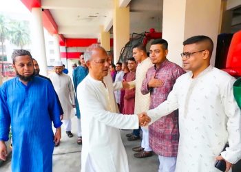 আইনশৃঙ্খলা বাহিনীর সদস্যদের সঙ্গে স্বরাষ্ট্র উপদেষ্টার ঈদ শুভেচ্ছা বিনিময়