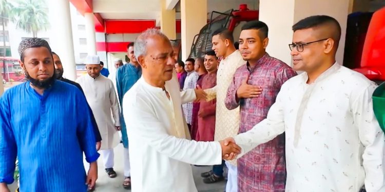 আইনশৃঙ্খলা বাহিনীর সদস্যদের সঙ্গে স্বরাষ্ট্র উপদেষ্টার ঈদ শুভেচ্ছা বিনিময়