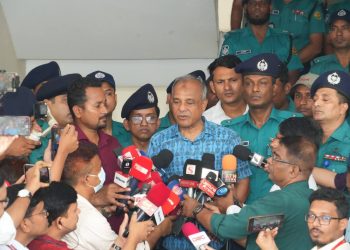 ডিএমপির যাত্রাবাড়ী থানা পরিদর্শন করলেন স্বরাষ্ট্র উপদেষ্টা