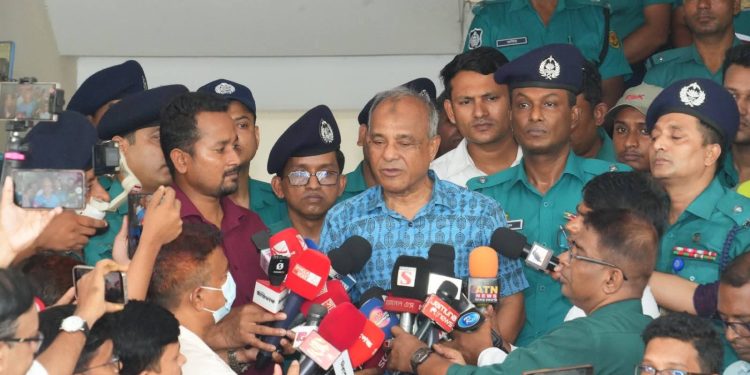 ডিএমপির যাত্রাবাড়ী থানা পরিদর্শন করলেন স্বরাষ্ট্র উপদেষ্টা