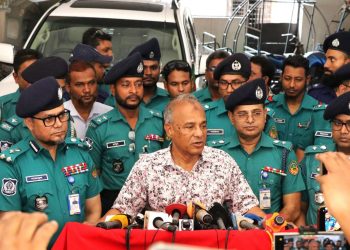 গাজীপুর মেট্রোপলিটন পুলিশের সাধারণ পুলিশ সদস্যদের স্বশরীরে খোঁজখবর নিলেন মাননীয় স্বরাষ্ট্র উপদেষ্টা