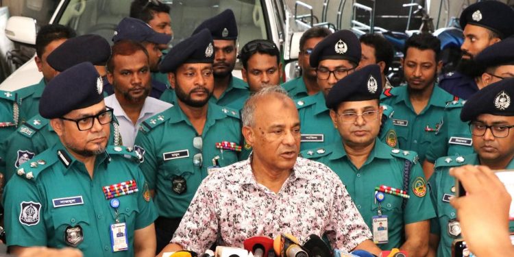 গাজীপুর মেট্রোপলিটন পুলিশের সাধারণ পুলিশ সদস্যদের স্বশরীরে খোঁজখবর নিলেন মাননীয় স্বরাষ্ট্র উপদেষ্টা