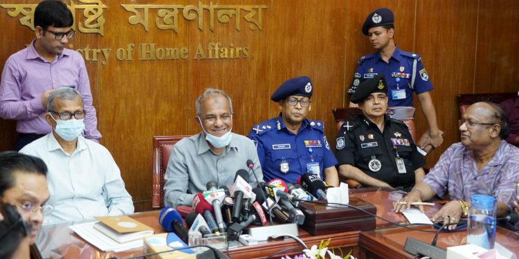 অপরাধের ঘটনায় আইনশৃঙ্খলা বাহিনী যথাসম্ভব দ্রুত ব্যবস্থা নিচ্ছে- স্বরাষ্ট্র উপদেষ্টা