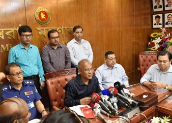 চিহ্নিত অপরাধী ও সন্ত্রাসীদের ধরতে দ্রুতই চিরুনি অভিযান পরিচালনা করা হবে- স্বরাষ্ট্র উপদেষ্টা