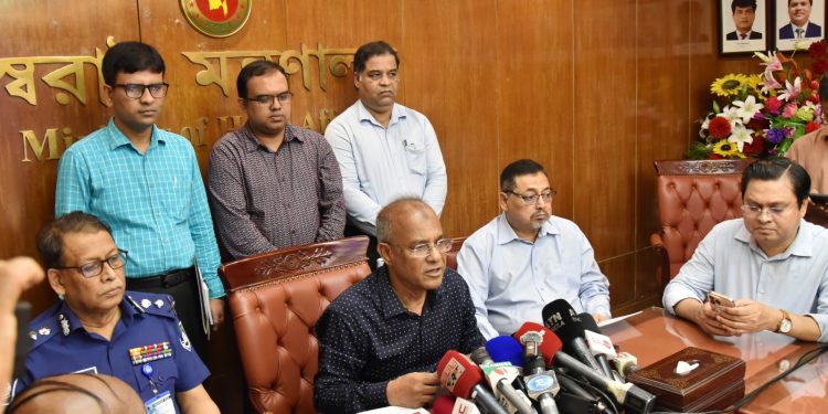 চিহ্নিত অপরাধী ও সন্ত্রাসীদের ধরতে দ্রুতই চিরুনি অভিযান পরিচালনা করা হবে- স্বরাষ্ট্র উপদেষ্টা