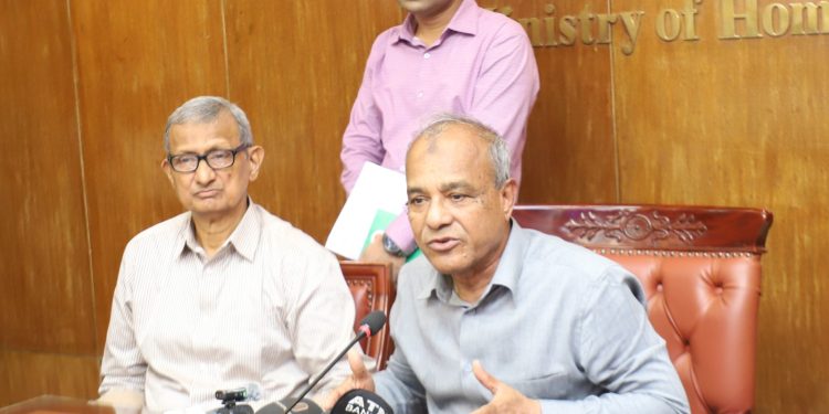 নির্বাচনের আগে এসপি-ওসিদের বদলি হবে লটারির মাধ্যমে- স্বরাষ্ট্র উপদেষ্টা