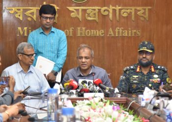 আইনশৃঙ্খলা বাহিনীর হারানো অস্ত্রের সন্ধান দিলে মিলবে পুরস্কার- স্বরাষ্ট্র উপদেষ্টা