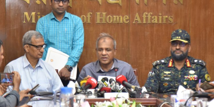 আইনশৃঙ্খলা বাহিনীর হারানো অস্ত্রের সন্ধান দিলে মিলবে পুরস্কার- স্বরাষ্ট্র উপদেষ্টা