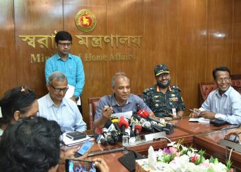 আইনশৃঙ্খলা বাহিনীর হারানো অস্ত্রের সন্ধান দিলে মিলবে পুরস্কার- স্বরাষ্ট্র উপদেষ্টা