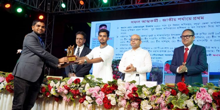 ১২জন সফল আত্মকর্মী ও ৪জন যুব সংগঠক পেল জাতীয় যুব পুরস্কার ২০২৫