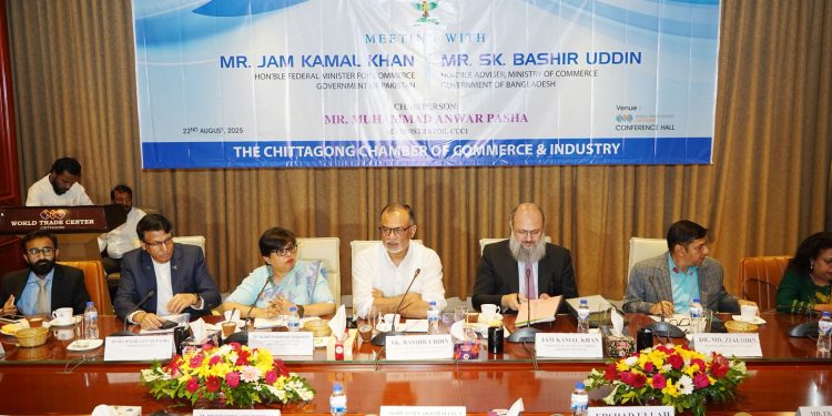 চট্রগ্রামের ব্যাবসায়ী নেতাদের সাথে বাণিজ্য উপদেষ্টা শেখ বশিরউদ্দীন ও পাকিস্তানের বাণিজ্যমন্ত্রী জাম কামাল খানের বৈঠক