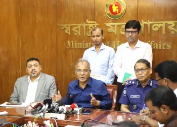 লুট হওয়া অস্ত্র ও গুলি উদ্ধারে পুরস্কারের ঘোষণা স্বরাষ্ট্র উপদেষ্টার