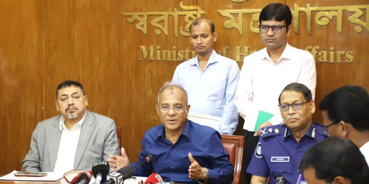 লুট হওয়া অস্ত্র ও গুলি উদ্ধারে পুরস্কারের ঘোষণা স্বরাষ্ট্র উপদেষ্টার