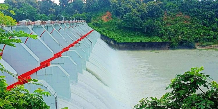 রাতেই ৬ ইঞ্চি করে খুলে দেওয়া হয়েছে কাপ্তাই বাঁধের ১৬টি স্পিলওয়ের গেইট