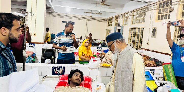 আহত শিক্ষার্থীদের চিকিৎসার খোঁজখবর নিতে মধ্যরাতে চমেক হাসপাতালে ধর্ম উপদেষ্টা