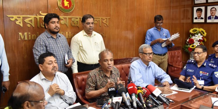 দুর্গাপূজা শান্তিপূর্ণভাবে সম্পন্ন করতে সকল প্রস্তুতি রয়েছে- স্বরাষ্ট্র উপদেষ্টা
