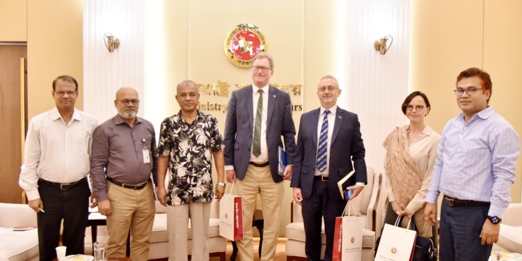 স্বরাষ্ট্র উপদেষ্টার সাথে ইউরোপীয় কমিশনের অভিবাসন ও আশ্রয় বিষয়ক পরিচালক মিশেল শটার(Michael Shotter) এর সৌজন্য সাক্ষাৎ