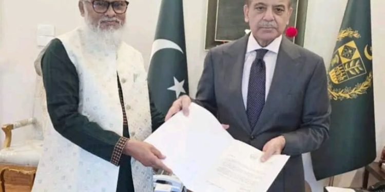 পাকিস্তানের প্রধানমন্ত্রীর সাথে ধর্ম উপদেষ্টার সাক্ষাৎ