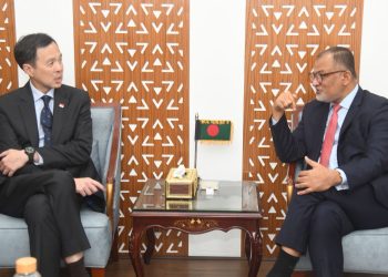 বাণিজ্য উপদেষ্টার সঙ্গে সিঙ্গাপুরের হাইকমিশনারের বৈঠক