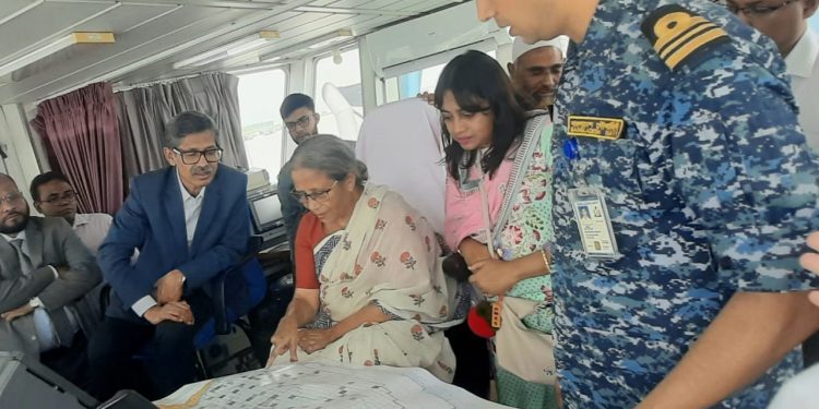 মীন সন্ধানী’ জাহাজের জরিপ ও গবেষণা কার্যক্রম সরেজমিন পরিদর্শন করলেন মৎস্য ও প্রাণিসম্পদ উপদেষ্টা